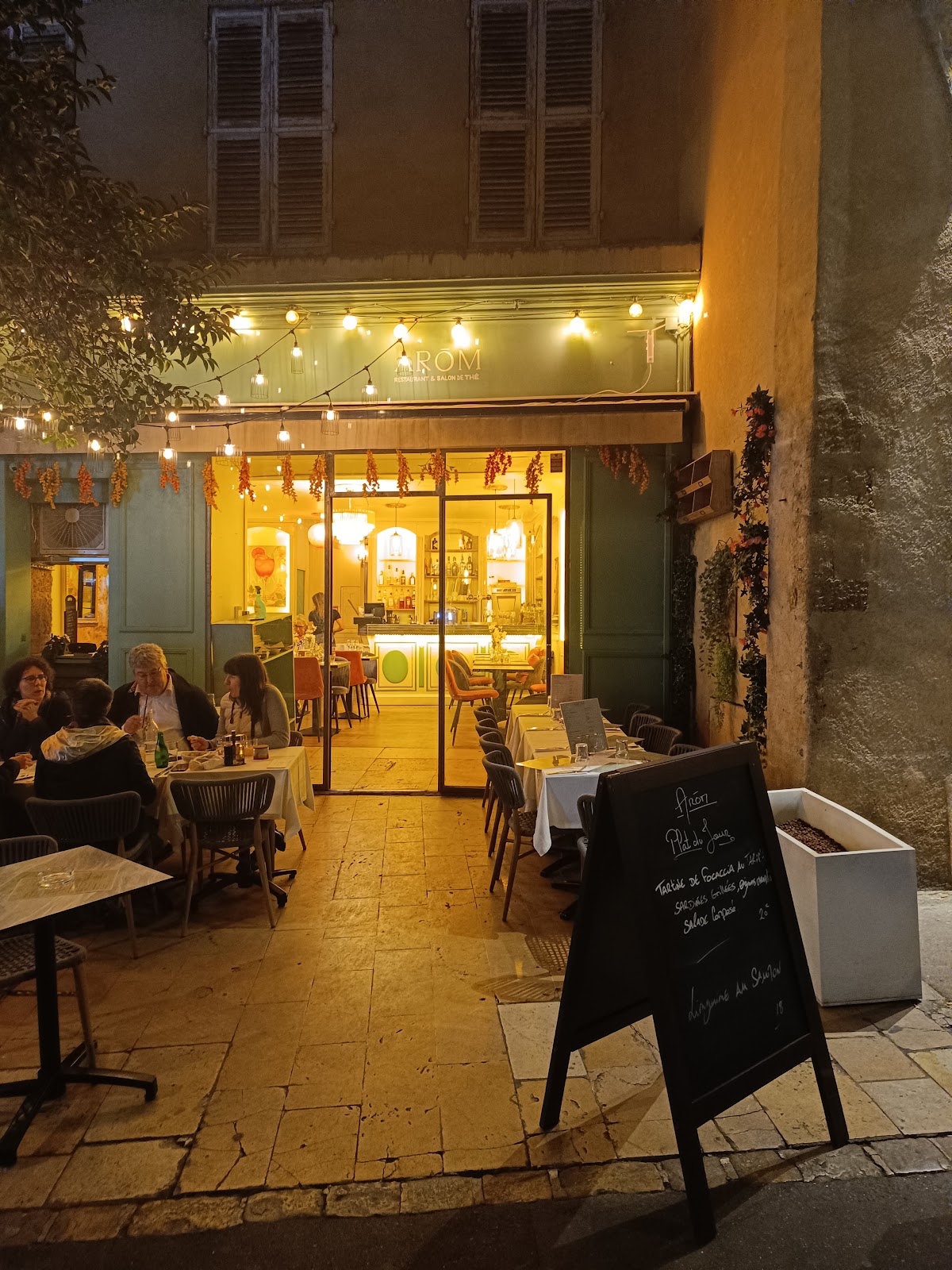 AROM RESTAURANT - Photo 10