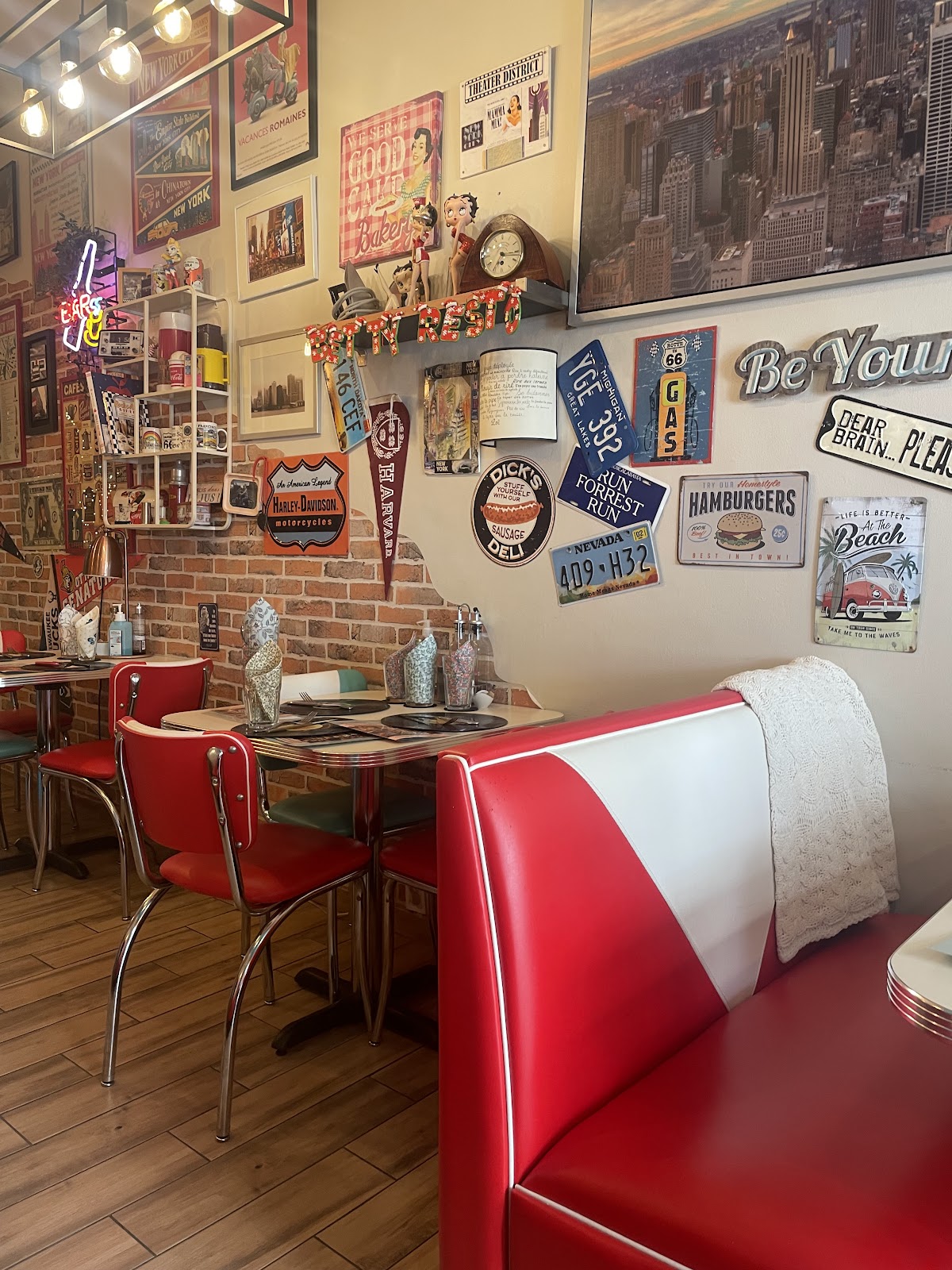 Betty's Resto by House Cookies - Photo 4