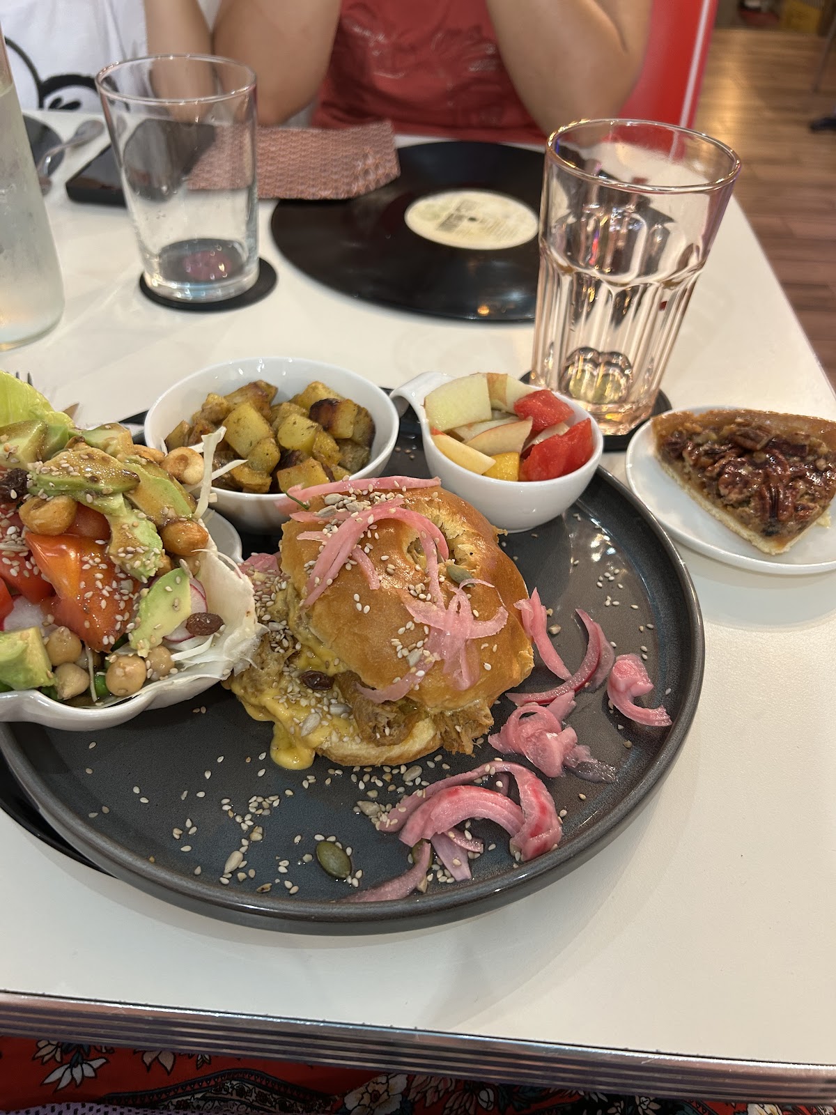 Betty's Resto by House Cookies - Photo 8