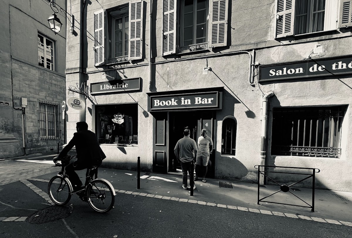 Book In Bar - Librairie et café