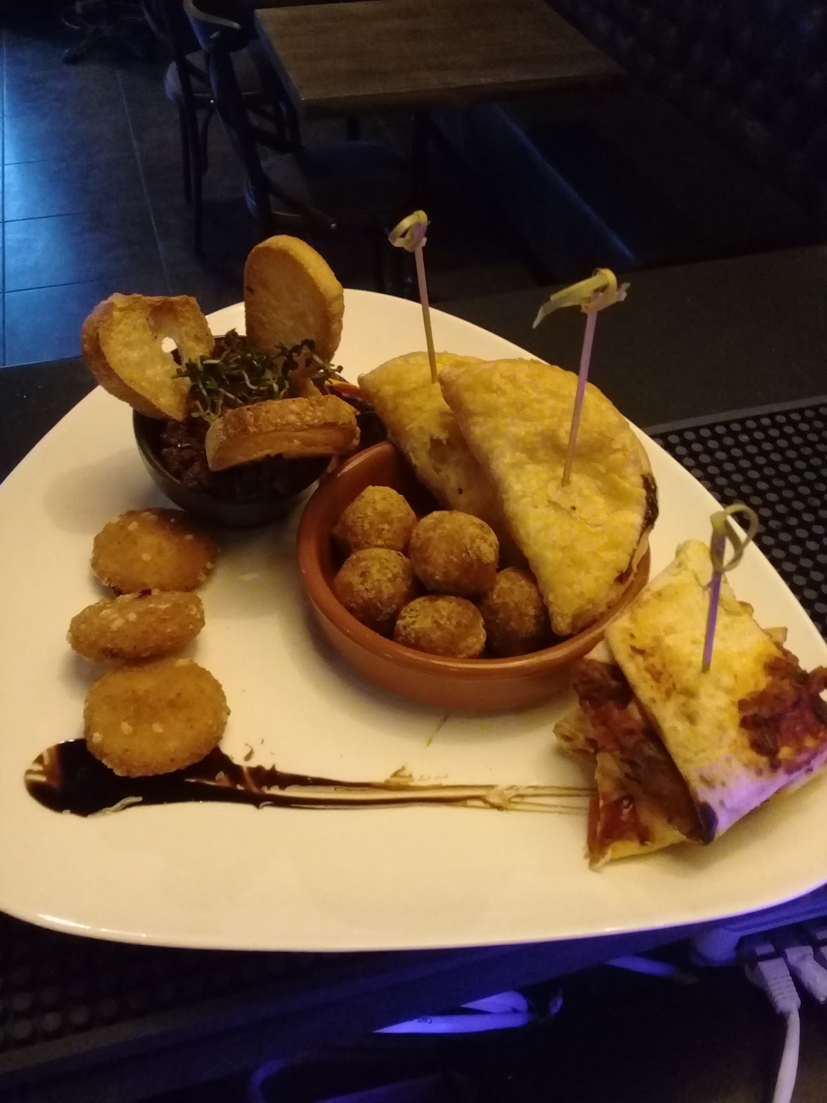 L'Hacienda El Barrio Latino - Photo 5