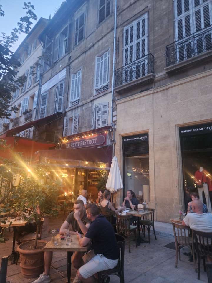 Le Petit Bistrot mirabeau - Photo 4