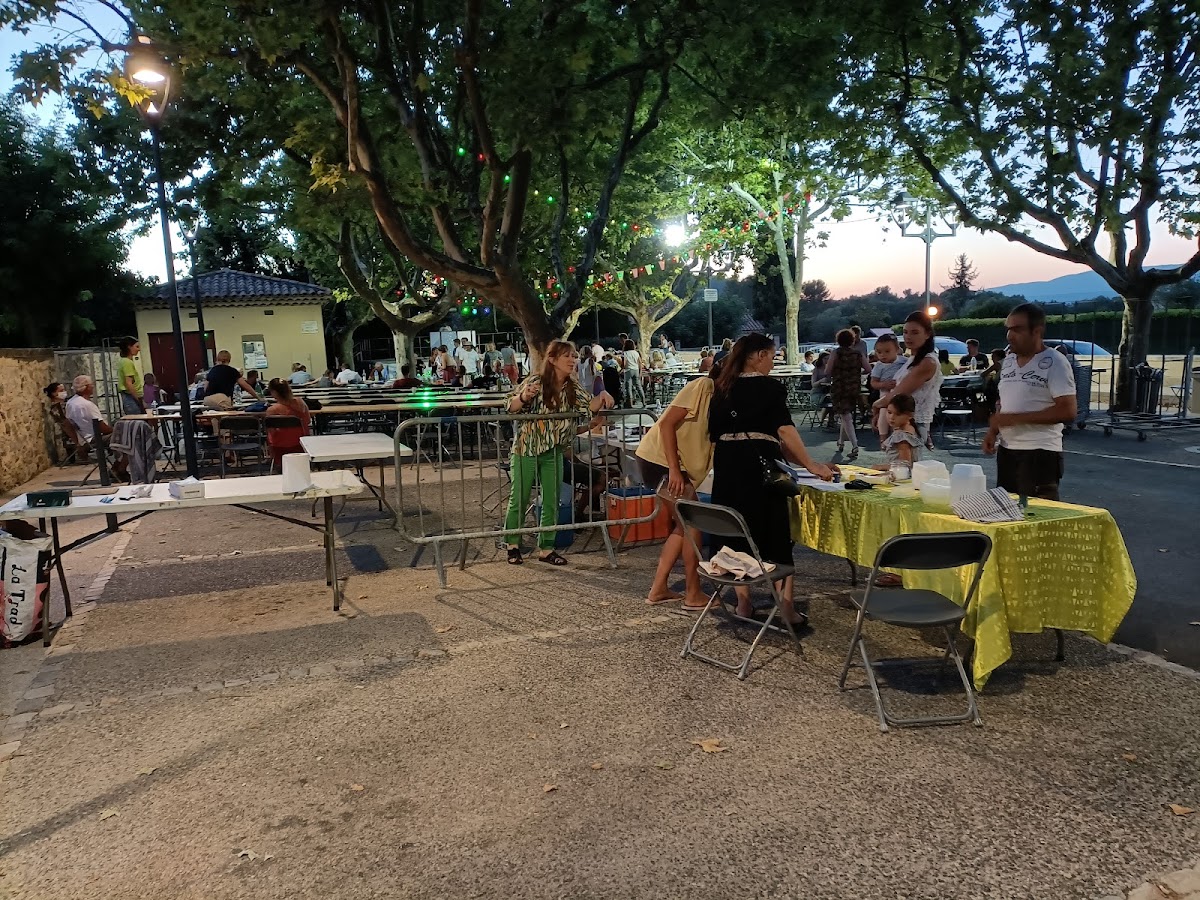 Rôtisserie aux poulets dorés