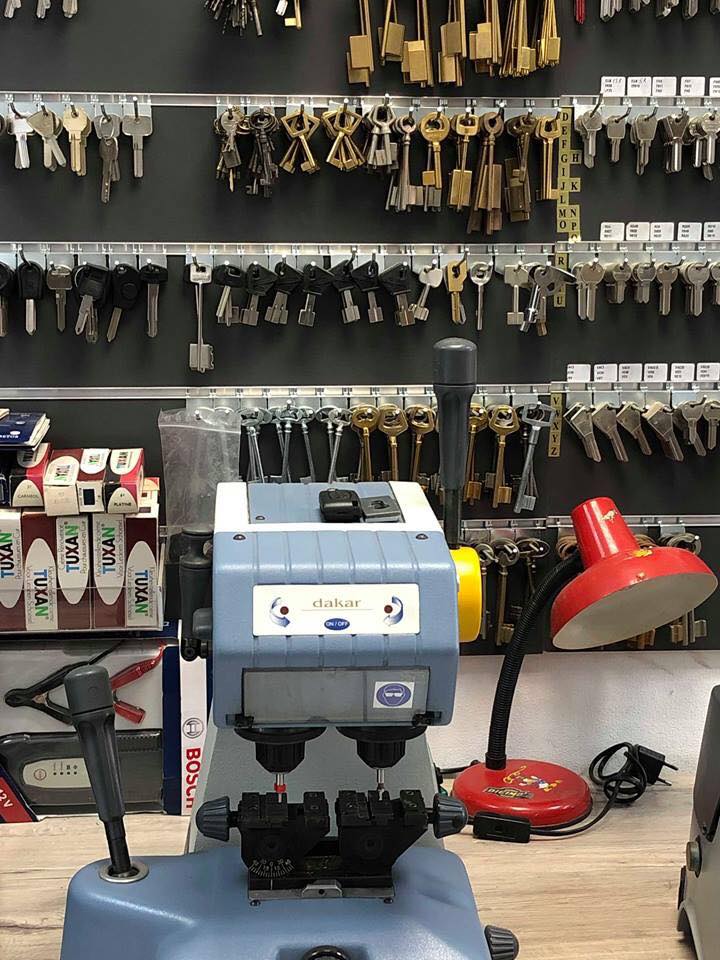 Cordonnerie Serrurerie Réparation machine à coudre VAROUJAN