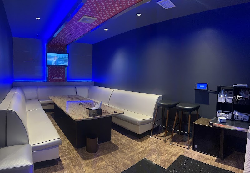 Third Floor Karaoke (삼층포차 노래방)